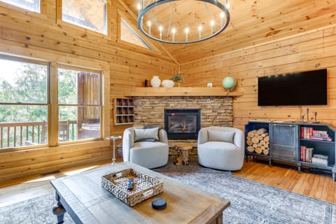 Smoky Mtn Escape w/ Hot Tub: 4 Mi to Gatlinburg! House in Gatlinburg