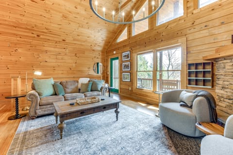 Smoky Mtn Escape w/ Hot Tub: 4 Mi to Gatlinburg! House in Gatlinburg