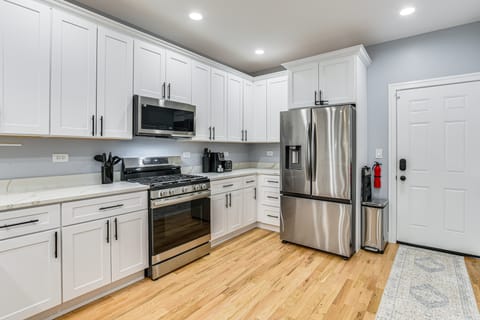 1 Mi to Garfield Park Conservatory: Modern Apt! Apartment in Chicago