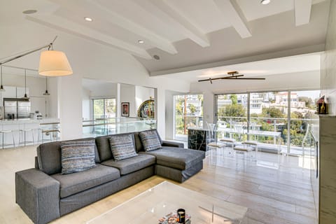 Walk to Sunset Strip: Modern Home in WeHo Hills! House in West Hollywood