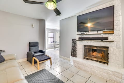 4 Mi to Dtwn: Gem w/ Pool Access & Patio in Austin Apartment in Austin