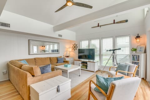 1 Block to Beach: Family Retreat in Galveston! House in Hitchcock