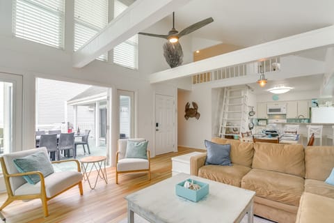1 Block to Beach: Family Retreat in Galveston! House in Hitchcock