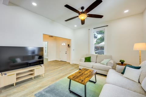 1 Mi to Dtwn San Antonio: Sleek Bungalow w/ Yard! House in San Antonio