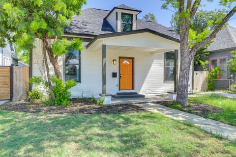 1 Mi to Dtwn San Antonio: Sleek Bungalow w/ Yard! House in San Antonio
