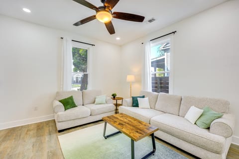 1 Mi to Dtwn San Antonio: Sleek Bungalow w/ Yard! House in San Antonio