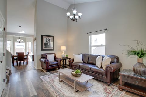 17 Mi to Dtwn Denver: Family Home w/ Private Yard House in Commerce City