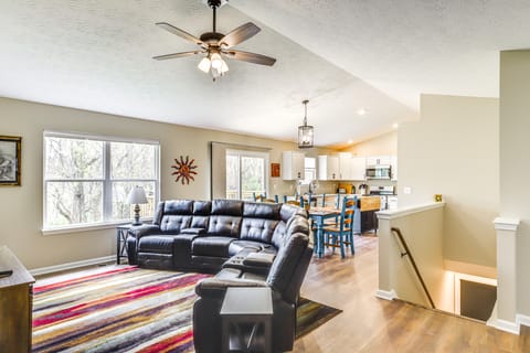 8 Mi to Ark Encounter: Family Home w/ Deck & Grill House in Ohio