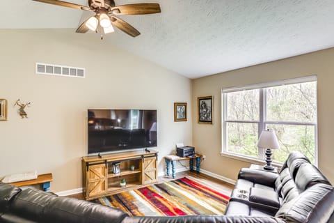 8 Mi to Ark Encounter: Family Home w/ Deck & Grill House in Ohio