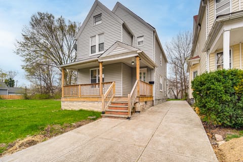 4 Mi to Dtwn: Modern Retreat w/ Yard in Cleveland House in Cleveland Heights