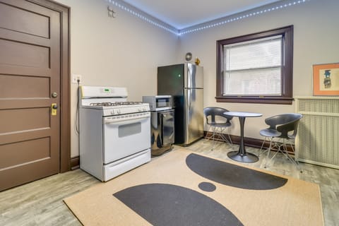 Walkable Apt: 4 Mi to Downtown Toledo! Apartment in Toledo