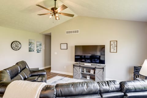 Deck & Outdoor Dining: Family Getaway in Dry Ridge House in Ohio