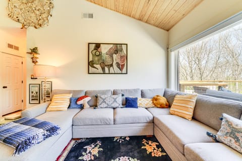 Hot Tub, Deck & Fire Pit: Chic Louisville Home! House in Jefferson County