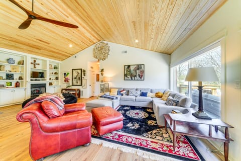 Hot Tub, Deck & Fire Pit: Chic Louisville Home! House in Jefferson County