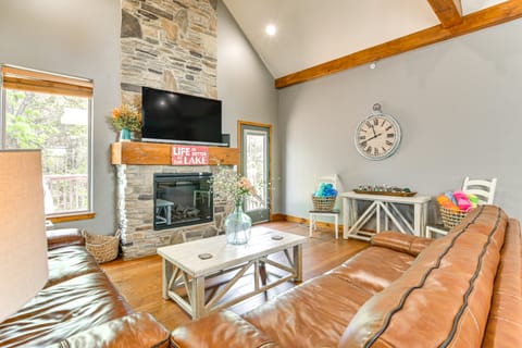 Game Room & Hot Tub: Spacious Retreat in Hollister House in Ridgedale