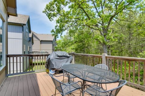 Game Room & Hot Tub: Spacious Retreat in Hollister House in Ridgedale