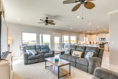 Walk to Coast: Crystal Beach Gem w/ Deck & Views House in Bolivar Peninsula