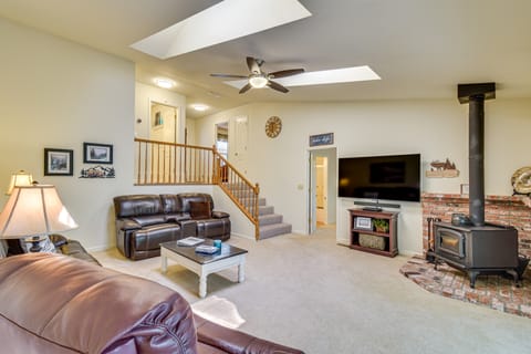 Yosemite Home Base: Community Perks + Lake Access! House in Groveland