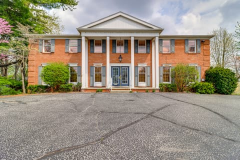 7 Mi to Downtown: Cozy West Toledo Apt w/ Yard Apartment in Toledo