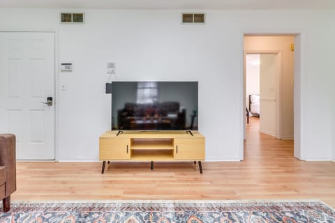 Sight See & Explore! Apt 7 Mi to Dtwn Toledo Apartment in Toledo