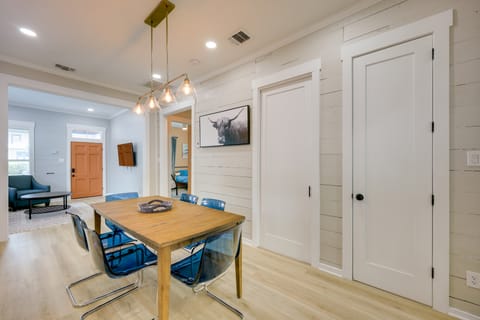 San Antonio Home 2 Mi to Dtwn, Swim Spa! House in San Antonio