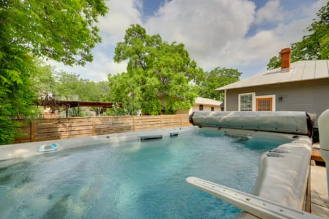 San Antonio Home 2 Mi to Dtwn, Swim Spa! House in San Antonio