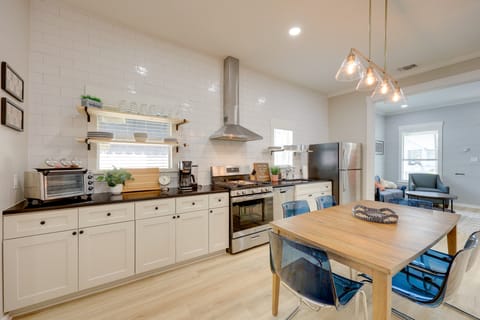 San Antonio Home 2 Mi to Dtwn, Swim Spa! House in San Antonio