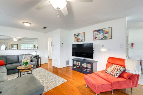 7 Mi to Dtwn San Antonio: Charming Home w/ Yard House in San Antonio