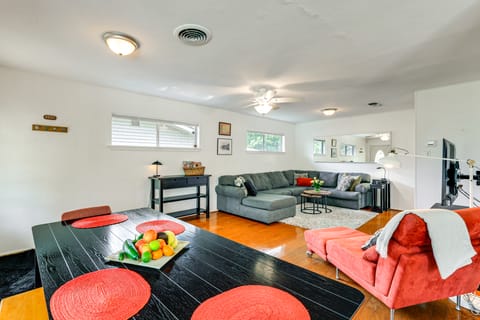 7 Mi to Dtwn San Antonio: Charming Home w/ Yard House in San Antonio