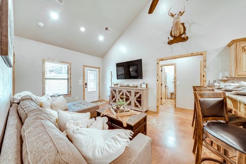 Walk to Restaurants: Hot Tub Haven in Broken Bow! House in Broken Bow