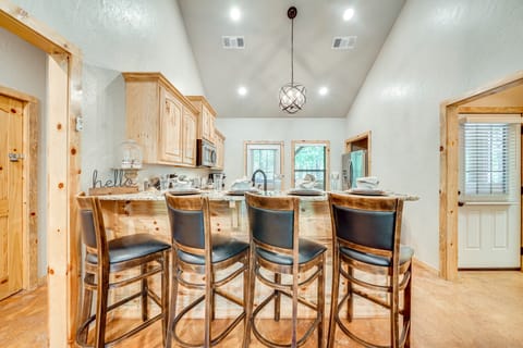 Walk to Restaurants: Hot Tub Haven in Broken Bow! House in Broken Bow