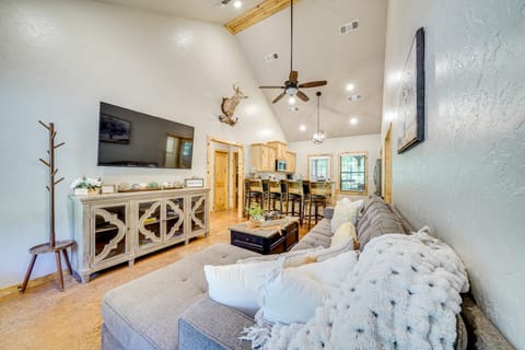 Walk to Restaurants: Hot Tub Haven in Broken Bow! House in Broken Bow