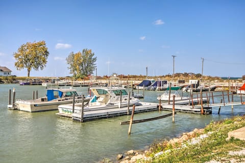 Boat Slip & Pool Access: Oak Harbor Haven! Apartment in Lake Erie
