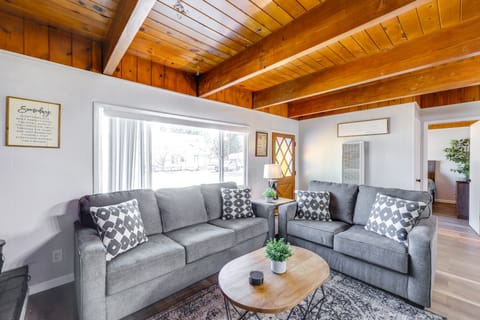 2 Mi to Trails: Modern Mountain Condo in Big Bear Apartment in Big Bear