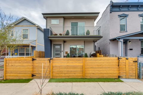 1 Mi to Dtwn Denver: Sleek Duplex w/ Rooftop Deck! Apartment in Denver