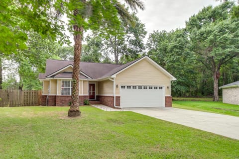 Deck & Yard: Savannah Area Retreat! House in Pooler