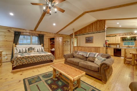 4 Mi to Beaver Lake: Peaceful Log Cabin w/ Deck! House in Beaver Lake