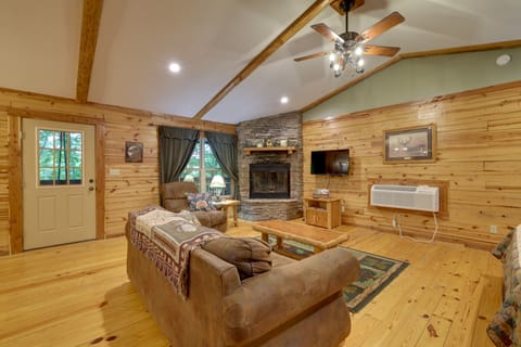 4 Mi to Beaver Lake: Peaceful Log Cabin w/ Deck! House in Beaver Lake