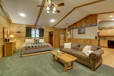 4 Mi to Marina: Cozy Log Cabin in Eureka Springs! House in Beaver Lake