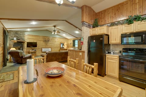 4 Mi to Marina: Cozy Log Cabin in Eureka Springs! House in Beaver Lake