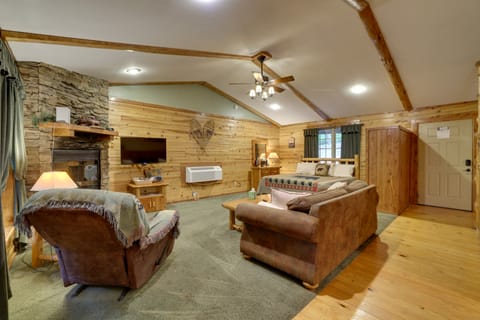 4 Mi to Marina: Cozy Log Cabin in Eureka Springs! House in Beaver Lake
