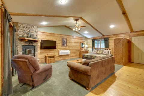 4 Mi to Lake: Wooded Log Cabin in Eureka Springs! House in Beaver Lake
