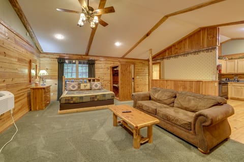 4 Mi to Lake: Wooded Log Cabin in Eureka Springs! House in Beaver Lake