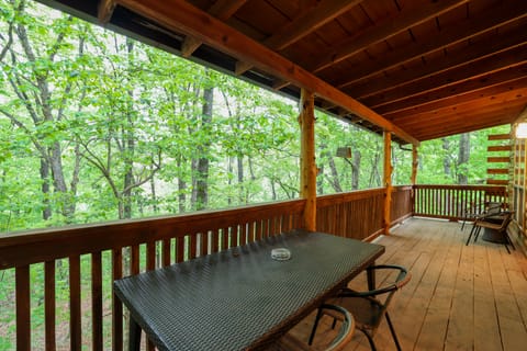 4 Mi to Lake: Wooded Log Cabin in Eureka Springs! House in Beaver Lake