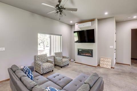 2 Mi to Lake Almanor: Home w/ Golf Course Views! House in Lake Almanor