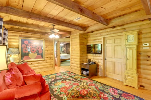 5 Mi to Dtwn Asheville: Tranquil Cabin Retreat! House in Woodfin