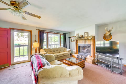 5 Mi to Lake Junaluska: Mtn Haven w/ Deck! House in Maggie Valley