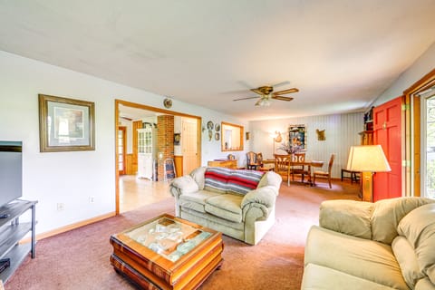 5 Mi to Lake Junaluska: Mtn Haven w/ Deck! House in Maggie Valley