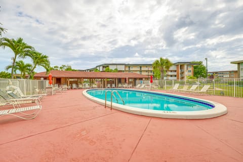 Pool Access, 9 Mi to Pompano Beach: Breezy Condo! Apartment in Lauderdale Lakes