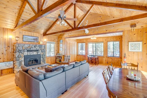 Walk to Lake Almanor: Prattville Cabin w/ 2 Decks! House in Lake Almanor